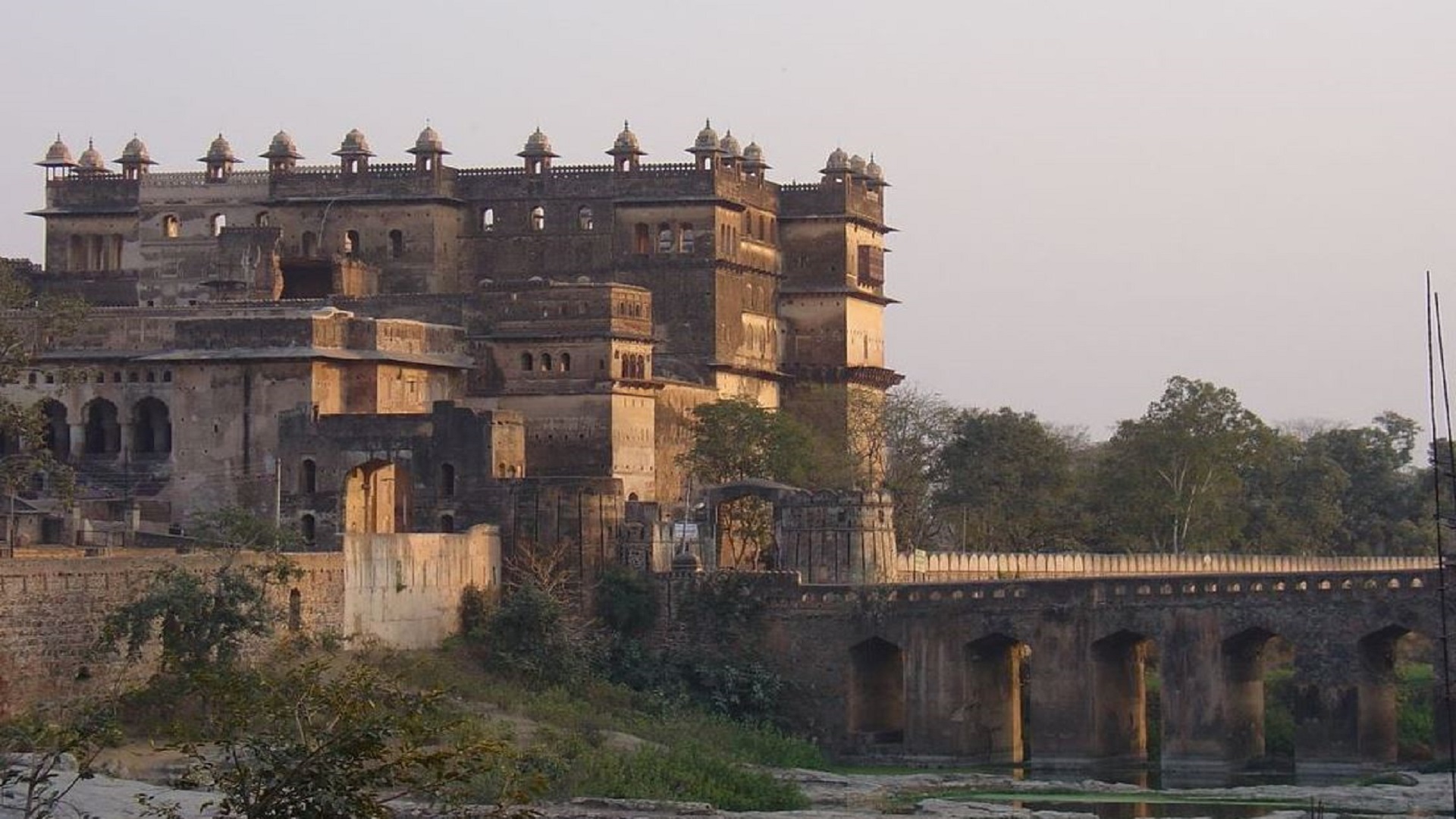 Orchha_Fort_and_Bridge