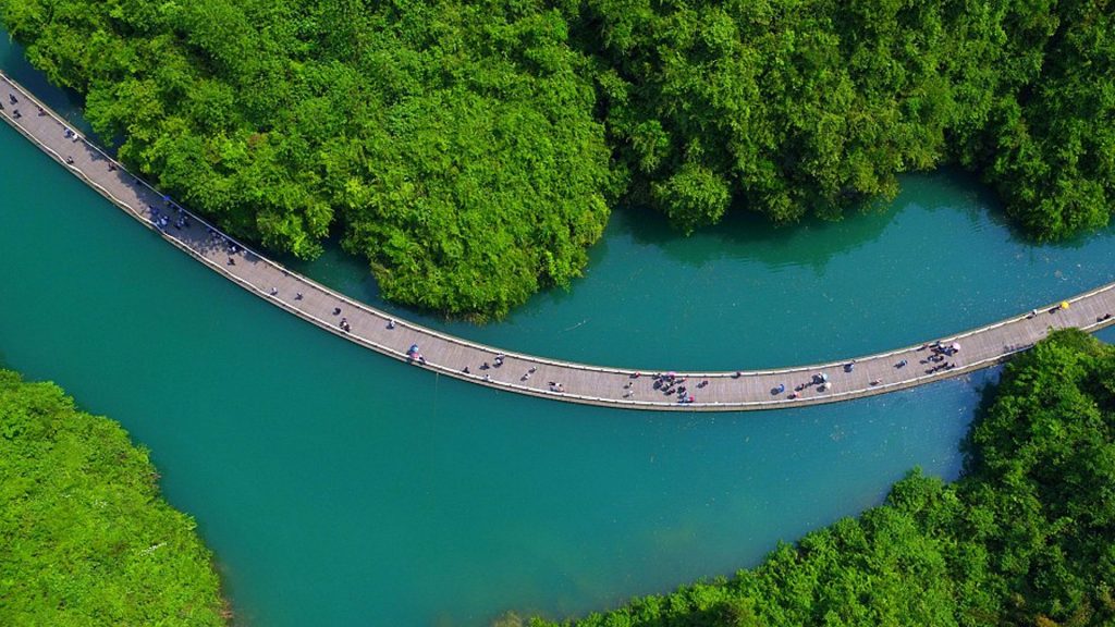 Stunning China's 'floating bridge' built in the middle of a river