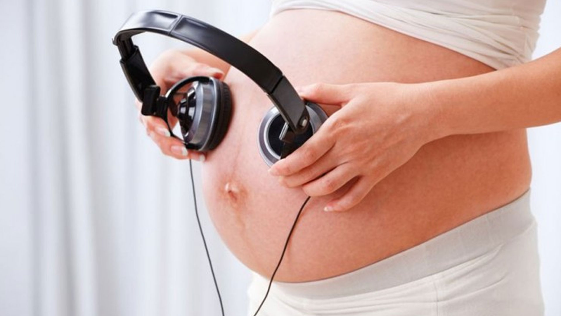 Музыка в утробе матери. Наушники на беременный живот. Наушники на животе.