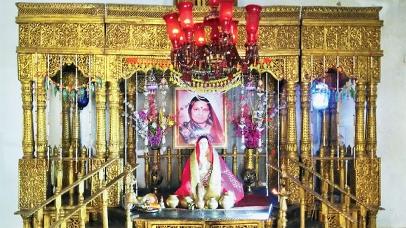 Symbol of Love; This Man in Gujarat Built Temple For Wife!